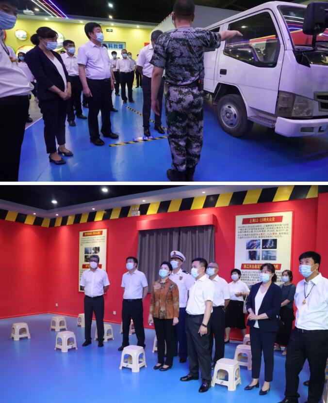 揭牌儀式后，活動人員參觀應(yīng)急管理科教體驗基地